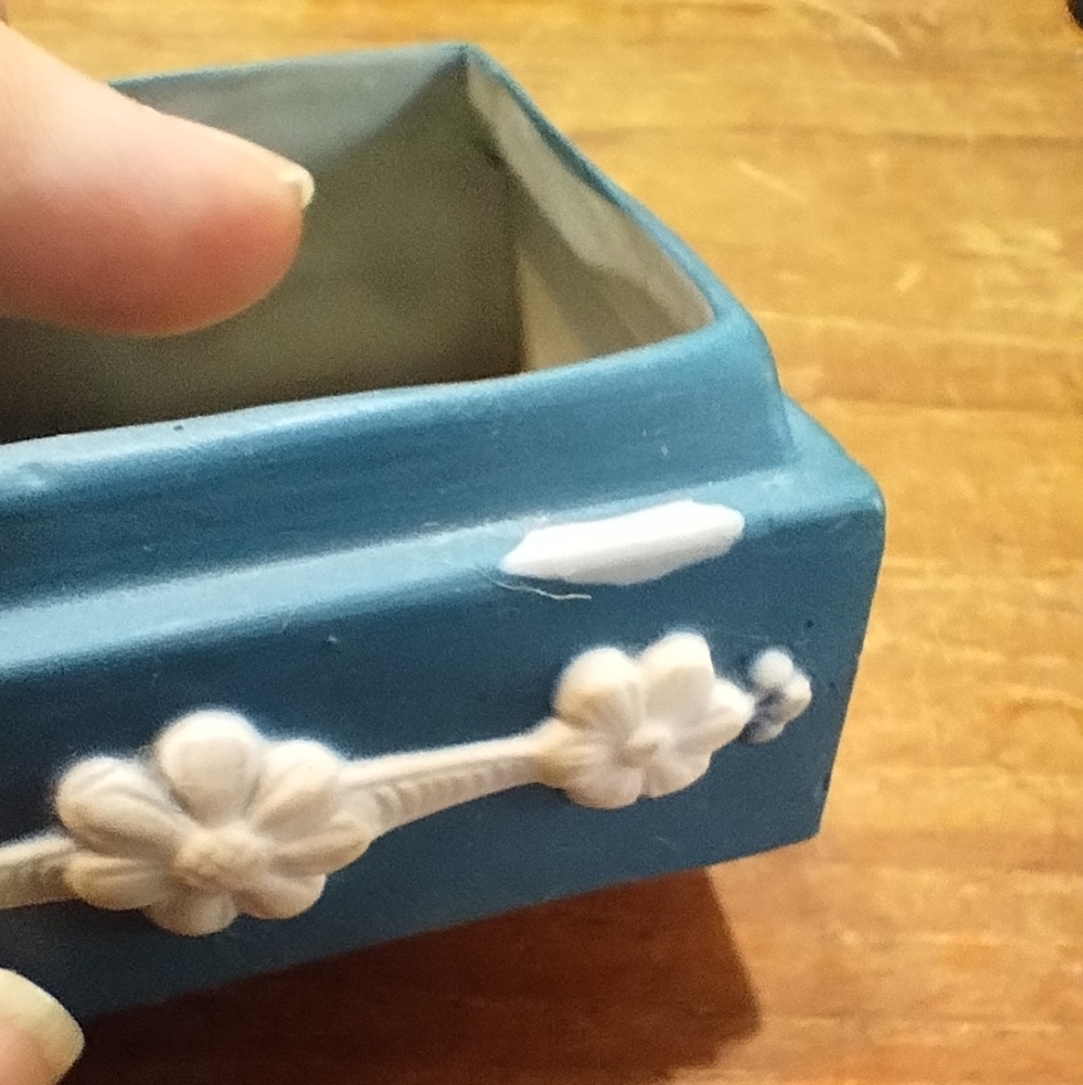 Wedgewood Style Trinket Box, Ceramic, Blue & White, Cameo on Lid - Picture 5 of 9